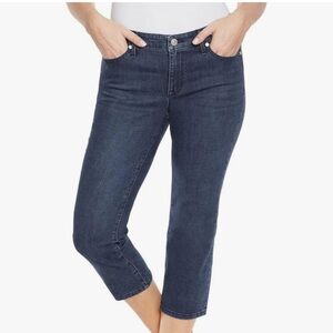 Nine West Women's Stretched Relaxed Fit Capri Pant Jeans. NWT. Size 12